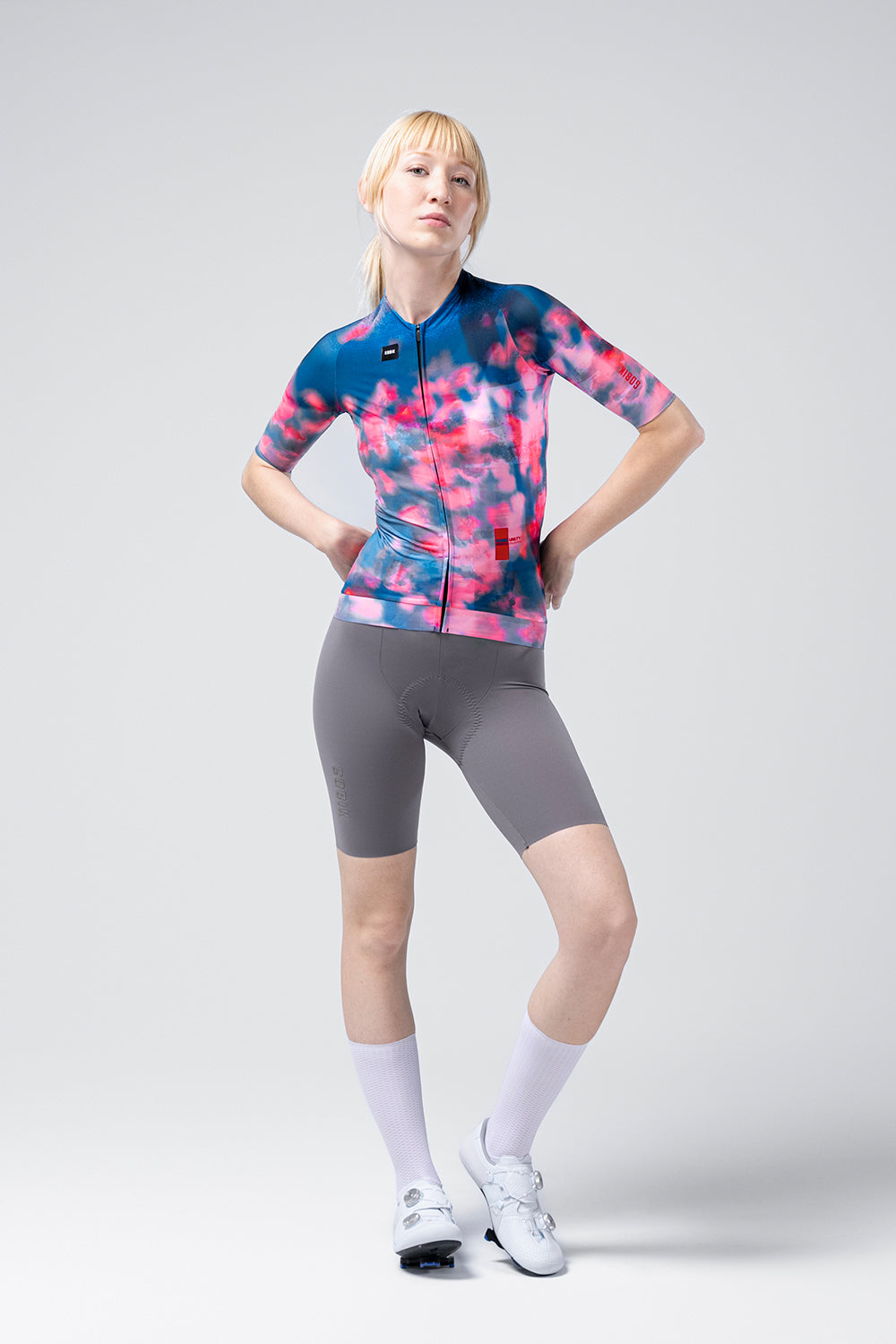 Maillot Gobik CX Pro 4.0 en Magnolia, vista frontal, llevado por la modelo #Color_Magnolia