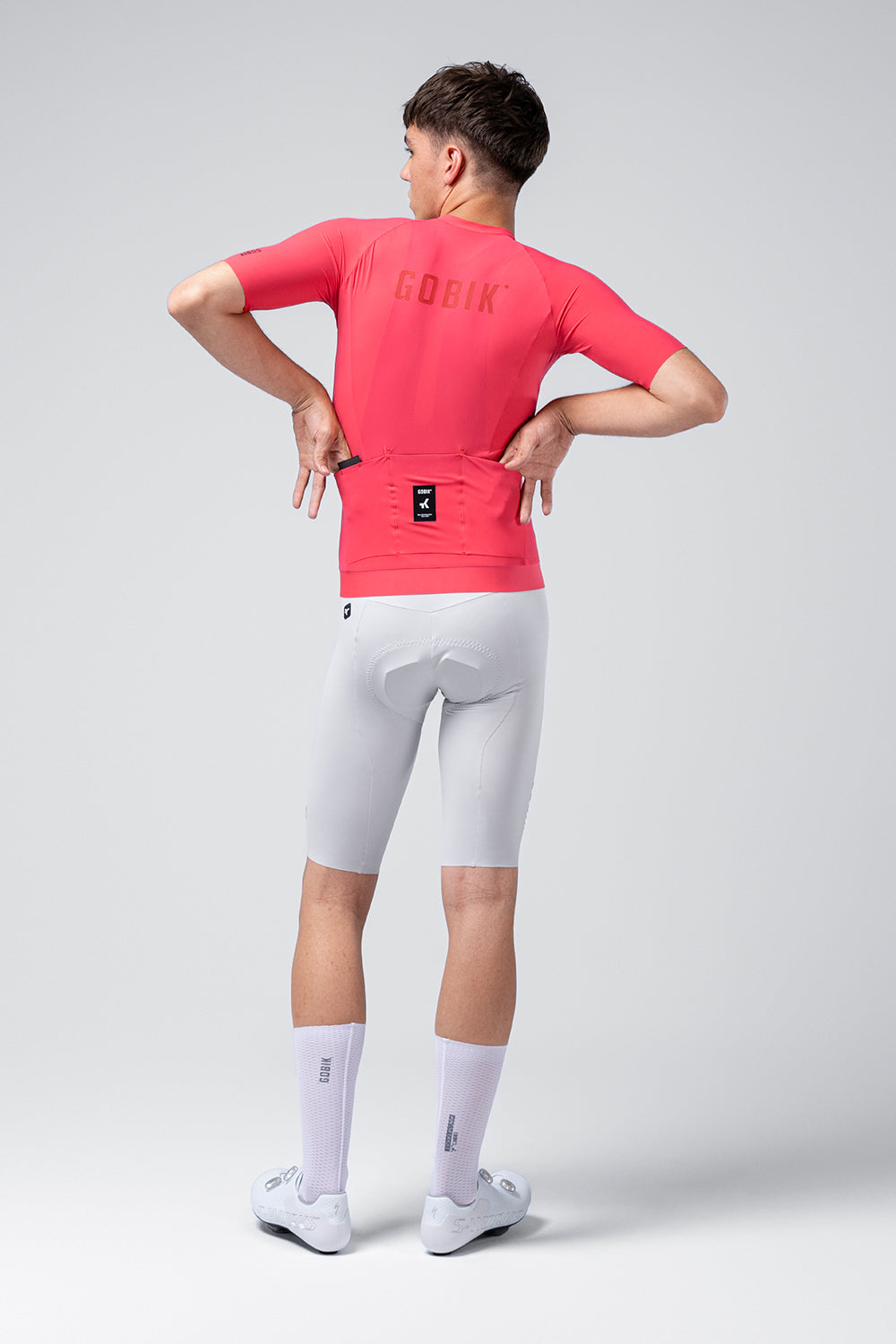 Maillot Gobik CX Solid en Cerise, vista trasera sobre modelo #Color_Cerise