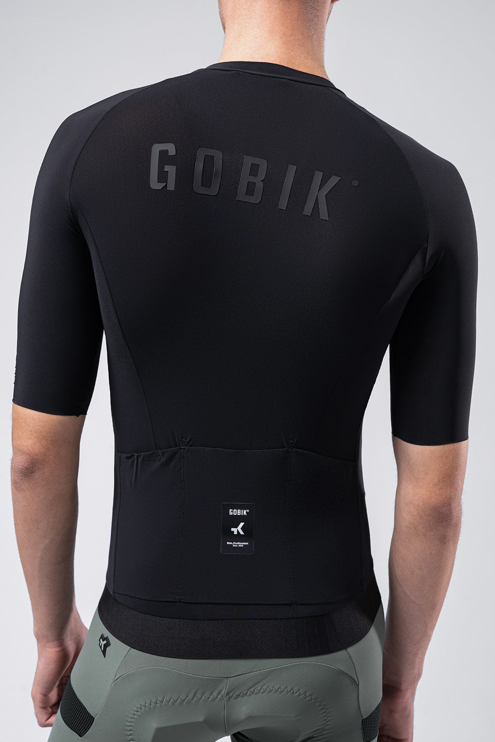 Maillot Gobik CX Solid en Jasper, vista trasera sobre modelo #Color_Jasper