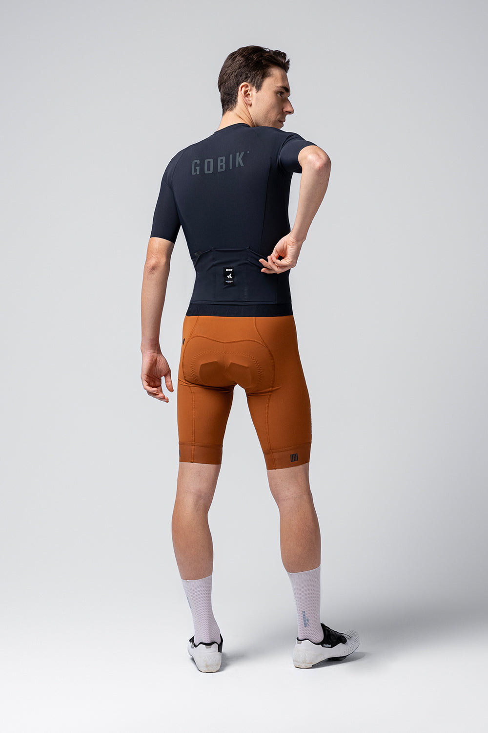 Maillot Gobik CX Solid en Ultrablue, vista trasera sobre modelo #Color_Ultrablue