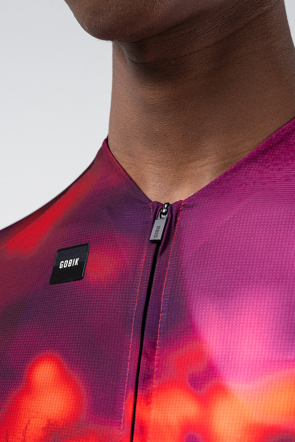 Maillot Gobik CX Pro en Azalea, detalle del cuello y la cremallera #Color_Azalea