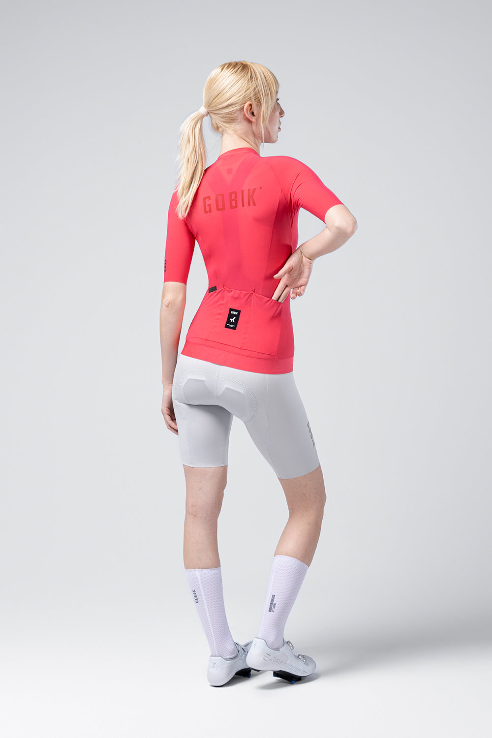 Maillot Gobik CX Solid en Cerise, vista trasera, llevado por la modelo #Color_Cerise
