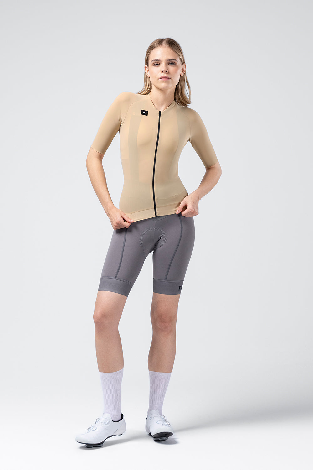 Maillot Gobik CX Solid en Rye, vista frontal, llevado por la modelo #Color_Rye