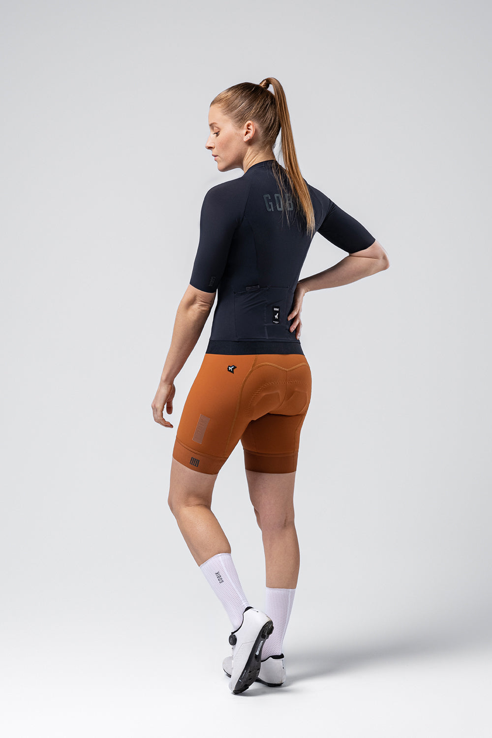 Maillot Gobik CX Solid en Ultrablue, vista trasera, llevado por la modelo #Color_Ultrablue