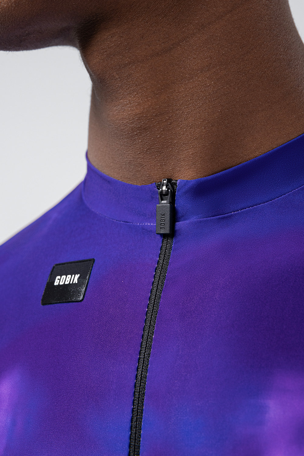 Maillot Gobik Magnitude en Grim, detalle del cuello y la cremallera #Color_Grim