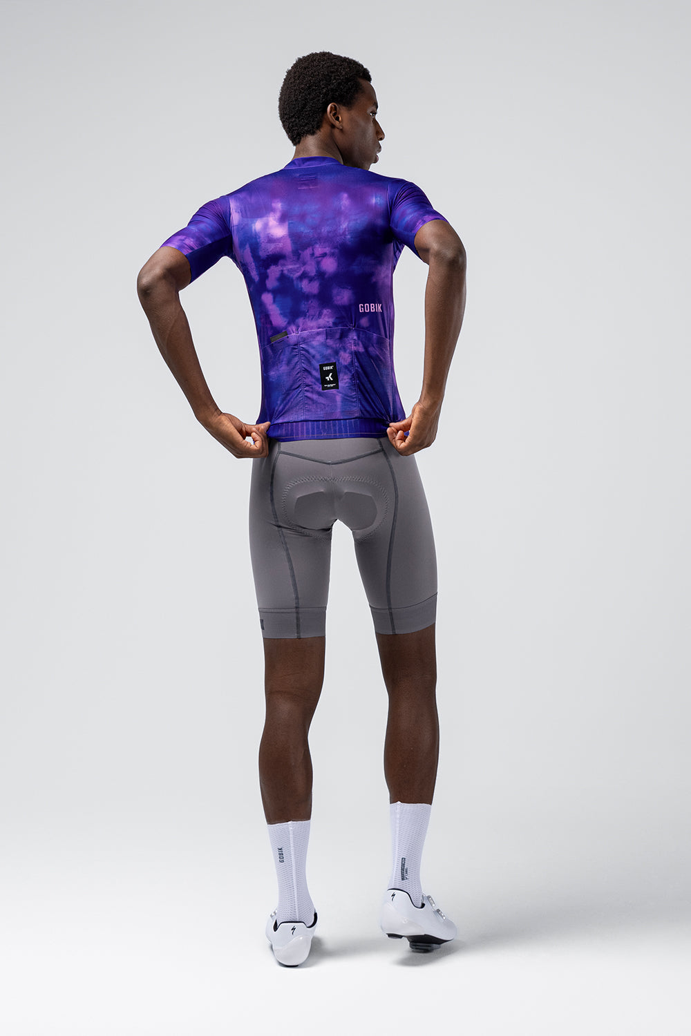 Maillot Gobik Magnitude en Grim, vista trasera sobre modelo #Color_Grim