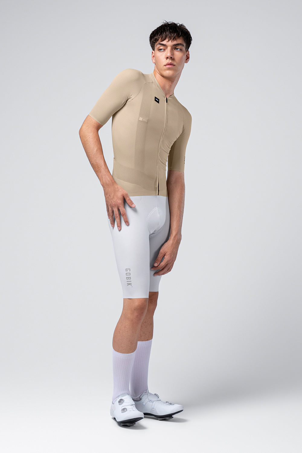 Maillot Gobik Phantom en Rye, vista frontal sobre modelo #Color_Rye