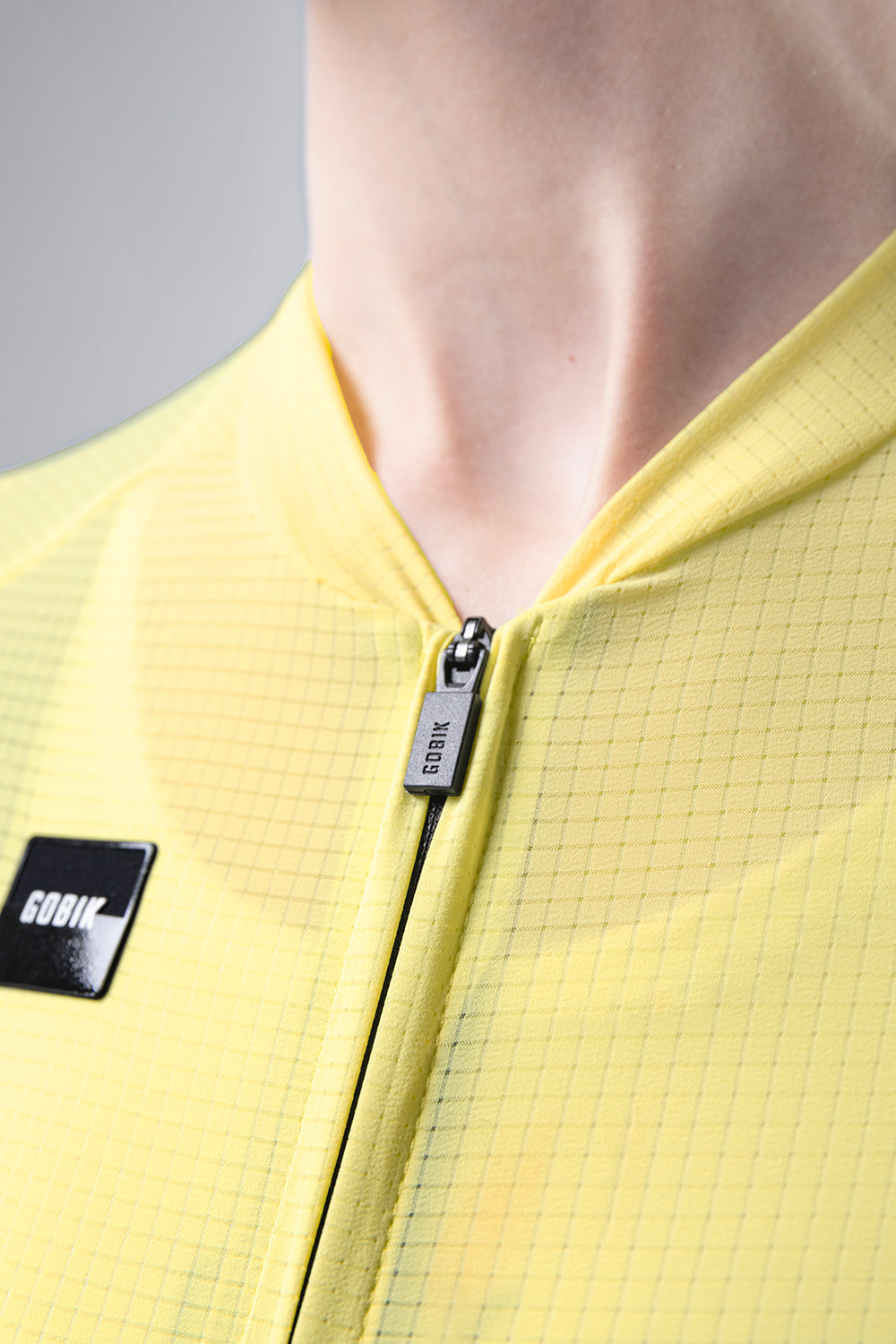 Maillot Gobik Phantom en Fanligth, detalle del cuello y la cremallera #Color_Fanligth