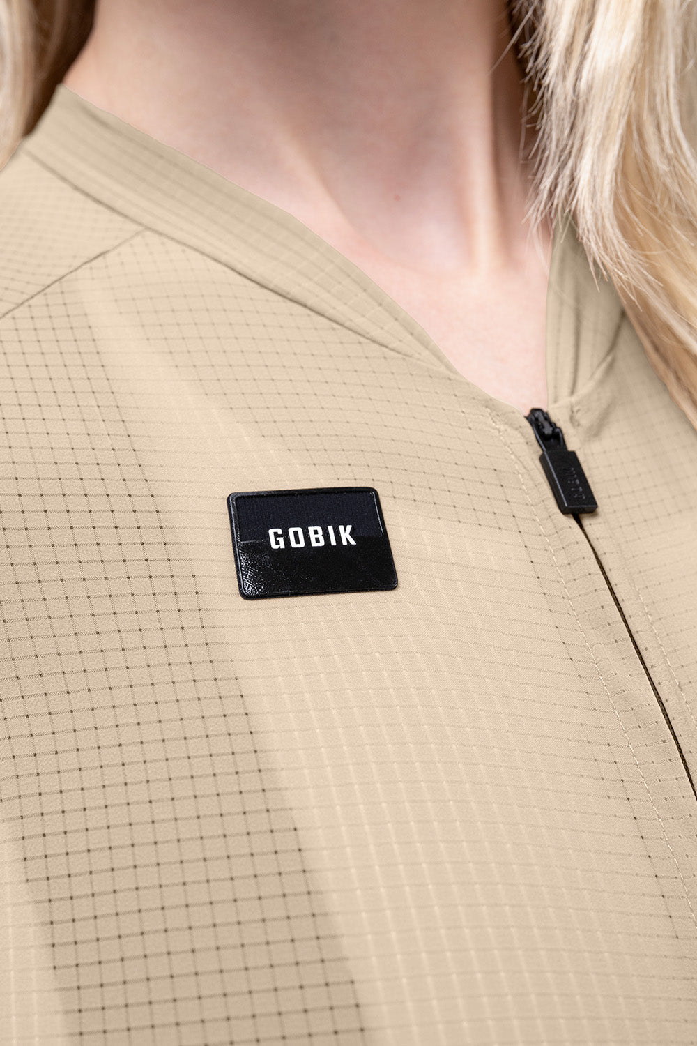 Maillot Gobik Phantom en Rye, detalle del cuello y la cremallera #Color_Rye