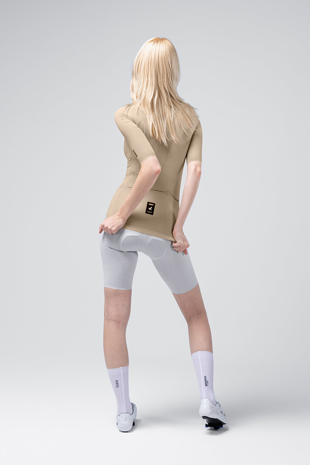 Maillot Gobik Phantom en Rye, vista trasera, llevado por la modelo #Color_Rye