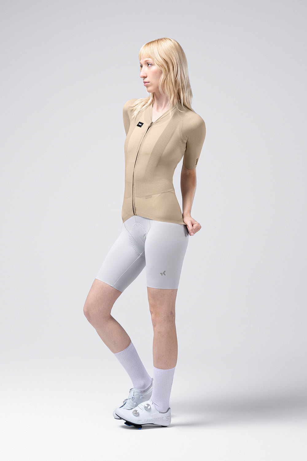 Maillot Gobik Phantom en Rye, vista frontal, llevado por la modelo #Color_Rye