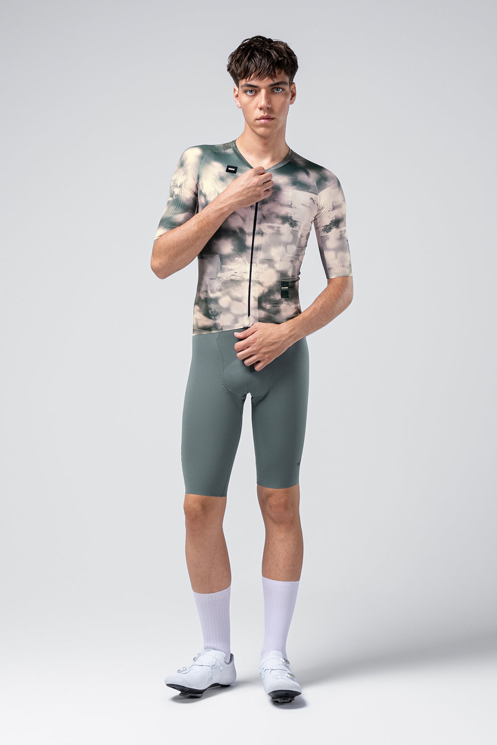 Maillot Gobik Reactive en Bush, vista frontal sobre modelo #Color_Bush