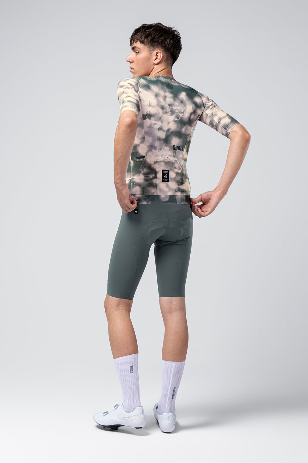 Maillot Gobik Reactive en Bush, vista trasera sobre modelo #Color_Bush