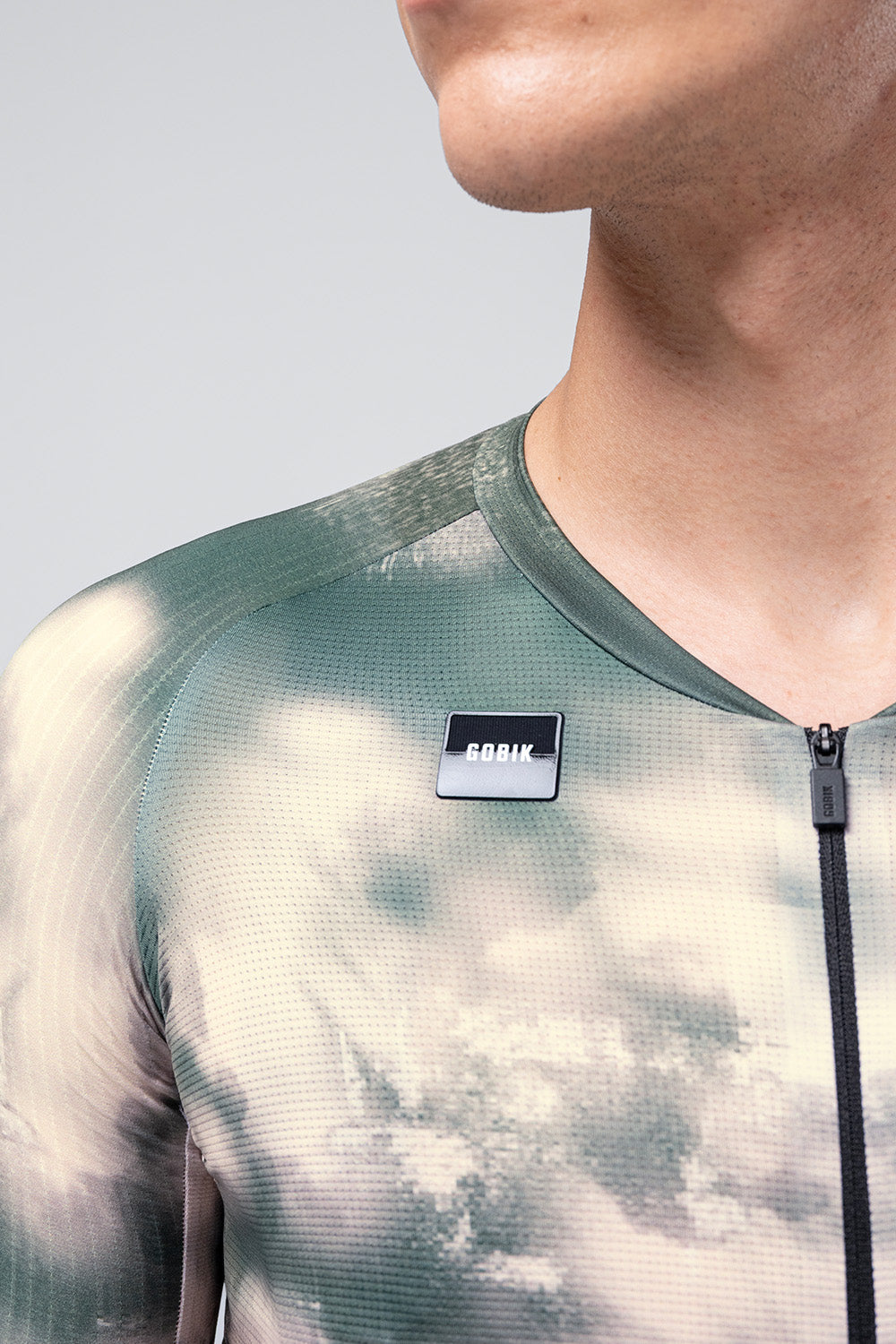 Maillot Gobik Reactive en Bush, detalle del cuello y la cremallera #Color_Bush
