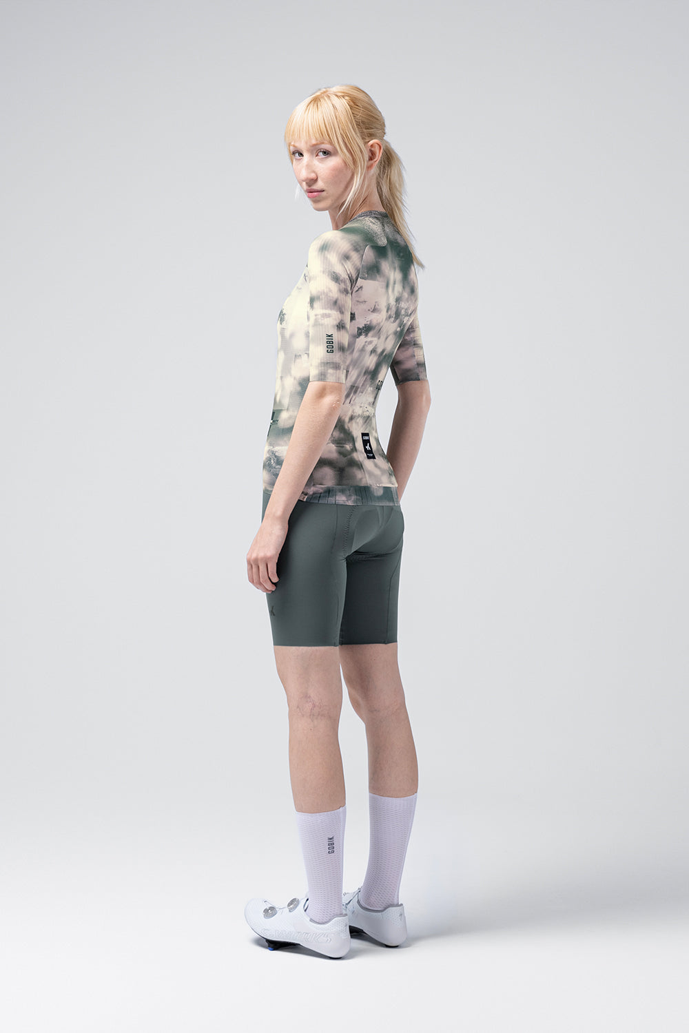 Maillot Gobik Reactive en Bush, vista trasera, llevado por la modelo #Color_Bush