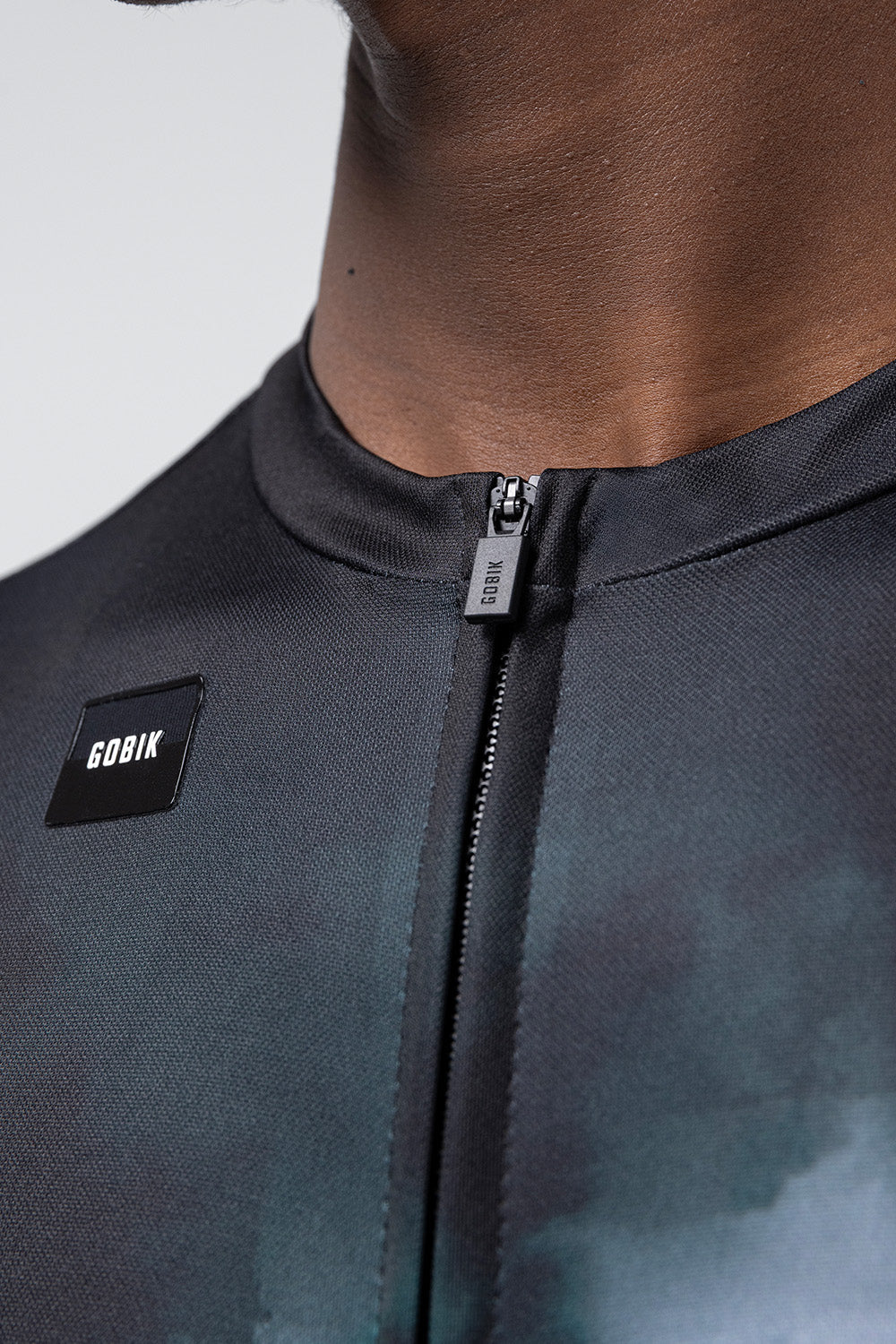 Maillot Gobik Stark en Blackcurrant, detalle del cuello y la cremallera #Color_Blackcurrant