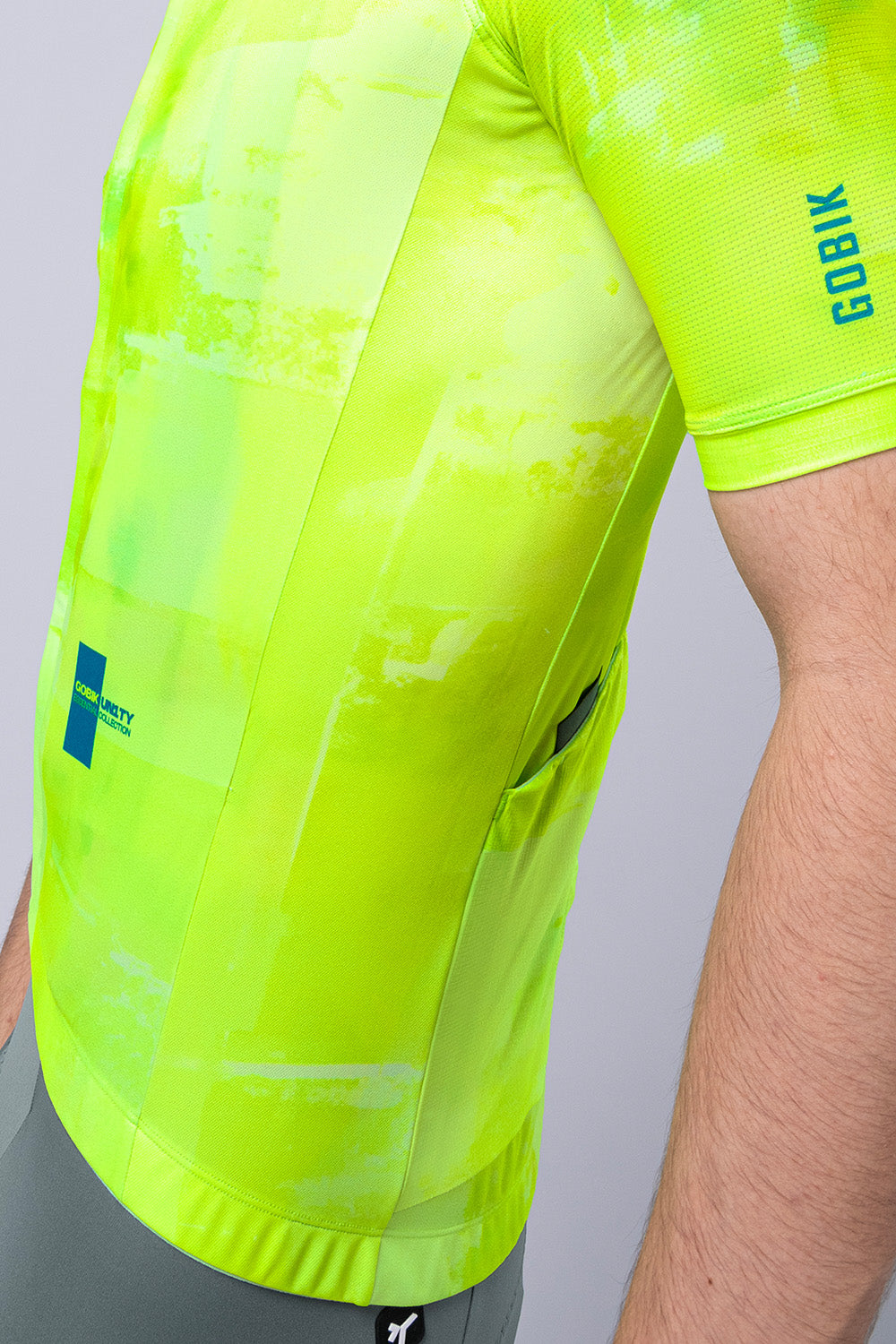 Maillot Gobik Stark en Citrus, detalle de la espalda y los bolsillos #Color_Citrus