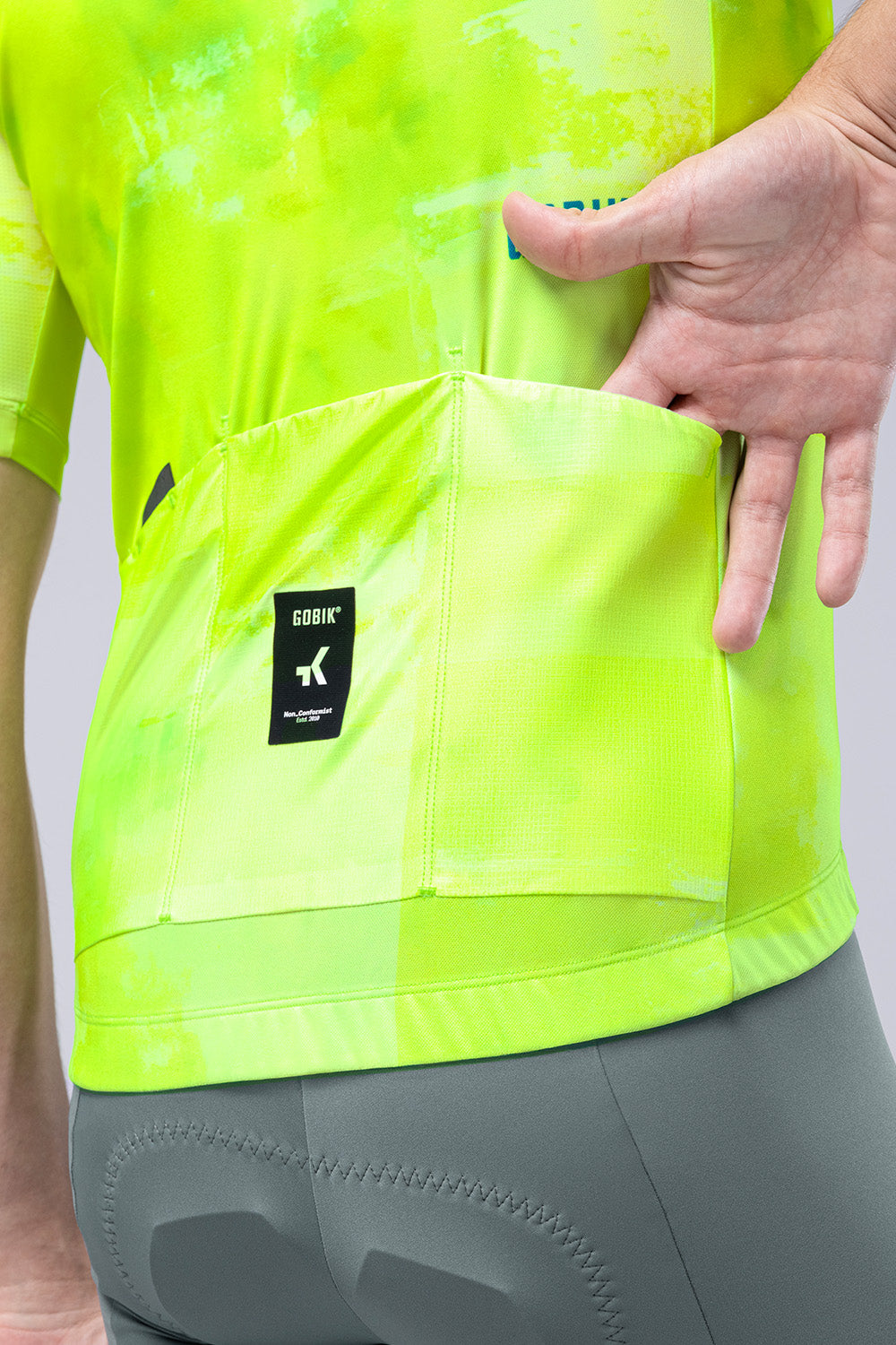 Maillot Gobik Stark en Citrus, vista trasera sobre modelo #Color_Citrus