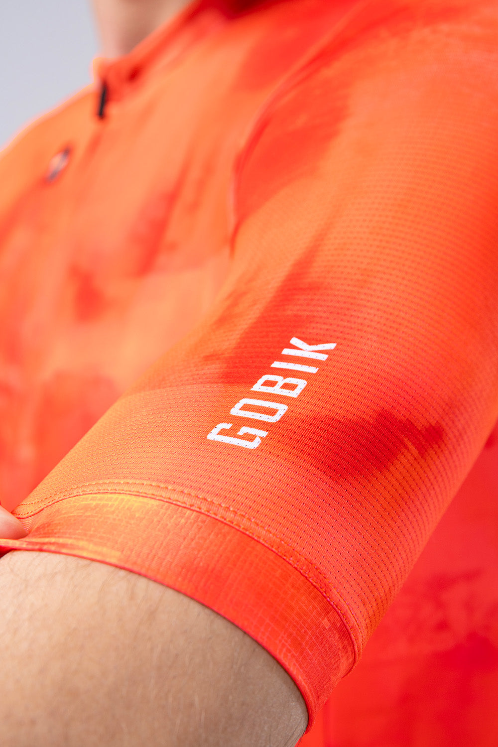 Maillot Gobik Stark en Gerbera, detalle del cuello y la cremallera #Color_Gerbera
