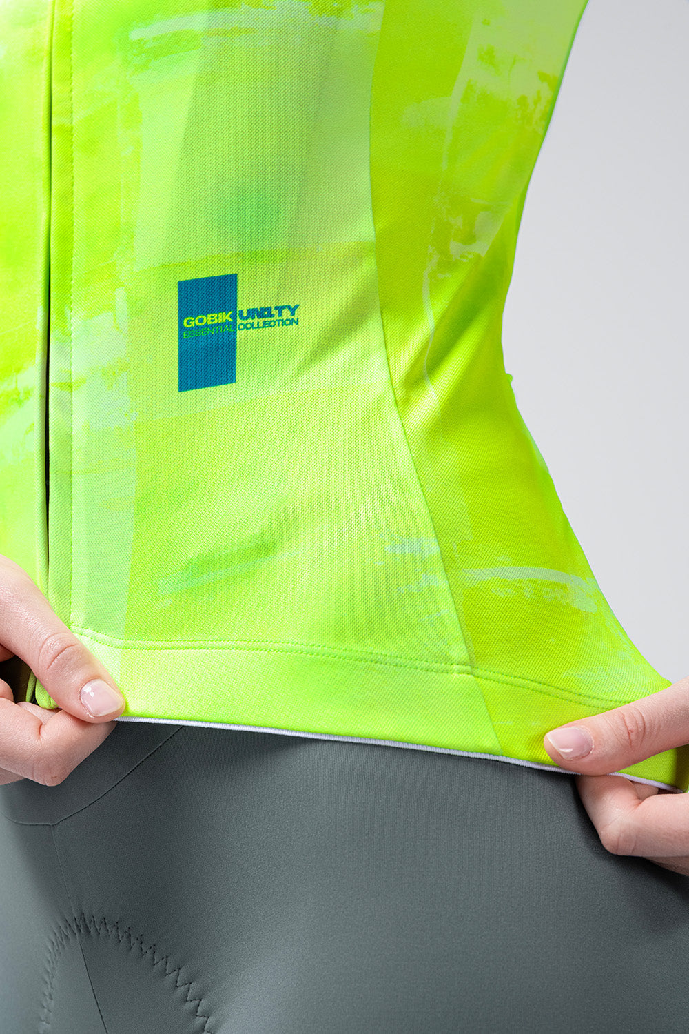 Maillot Gobik Stark de mujer en Citrus, vista trasera sobre la modelo #Color_Citrus