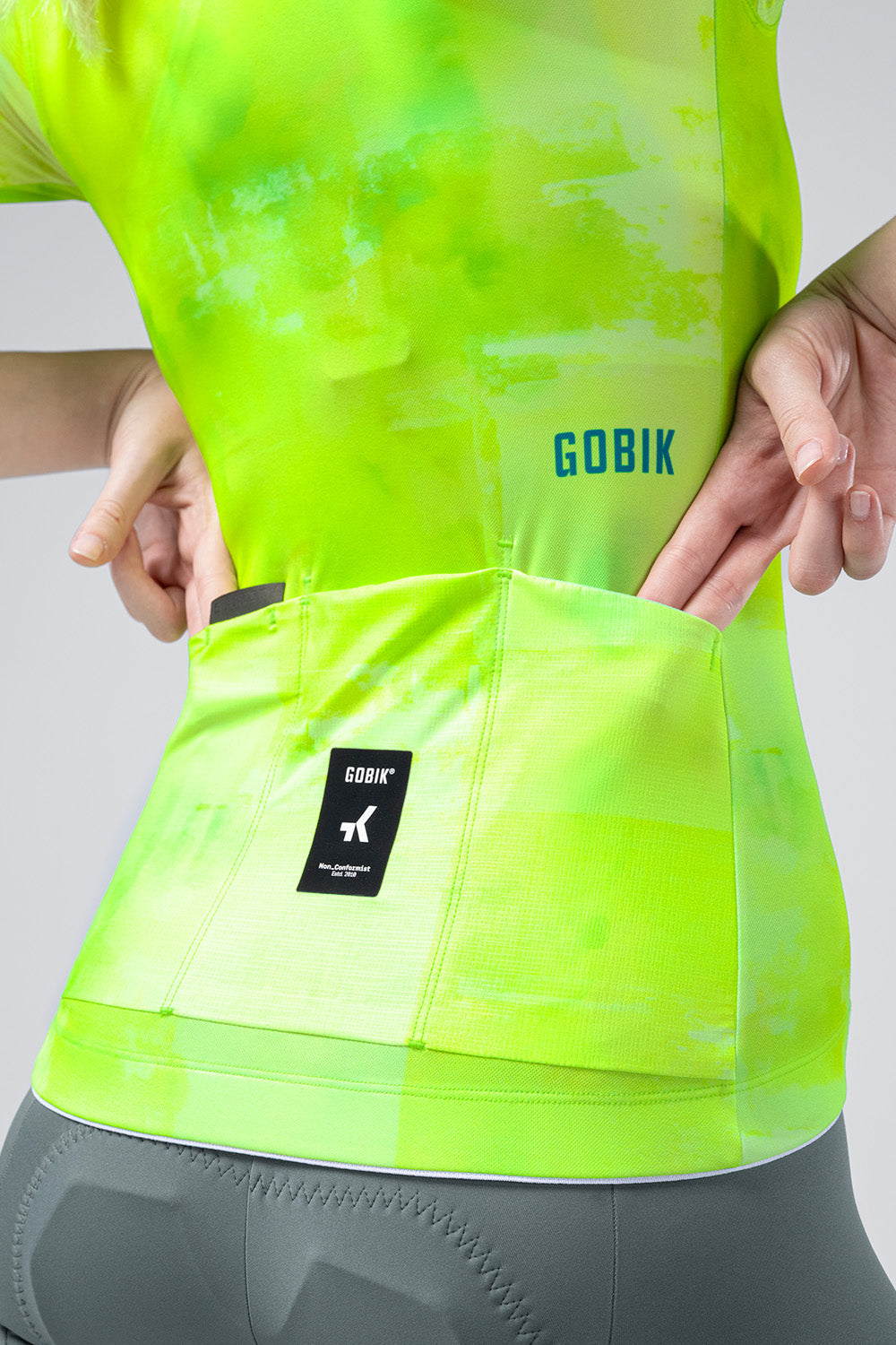 Maillot Gobik Stark de mujer en Citrus, detalle de los bolsillos traseros #Color_Citrus