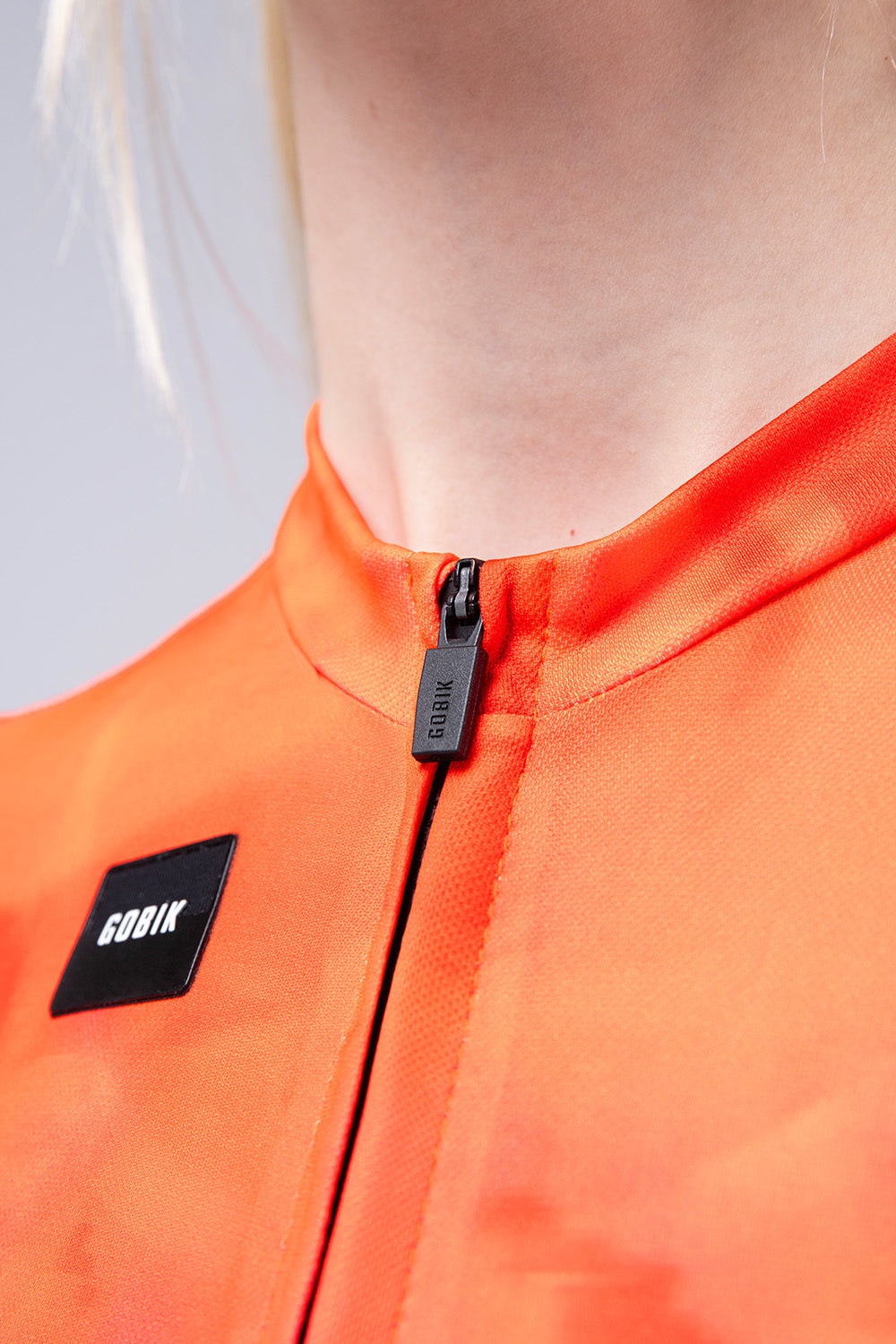 Maillot Gobik Stark de mujer en Gerbera, detalle del cuello y la cremallera #Color_Gerbera