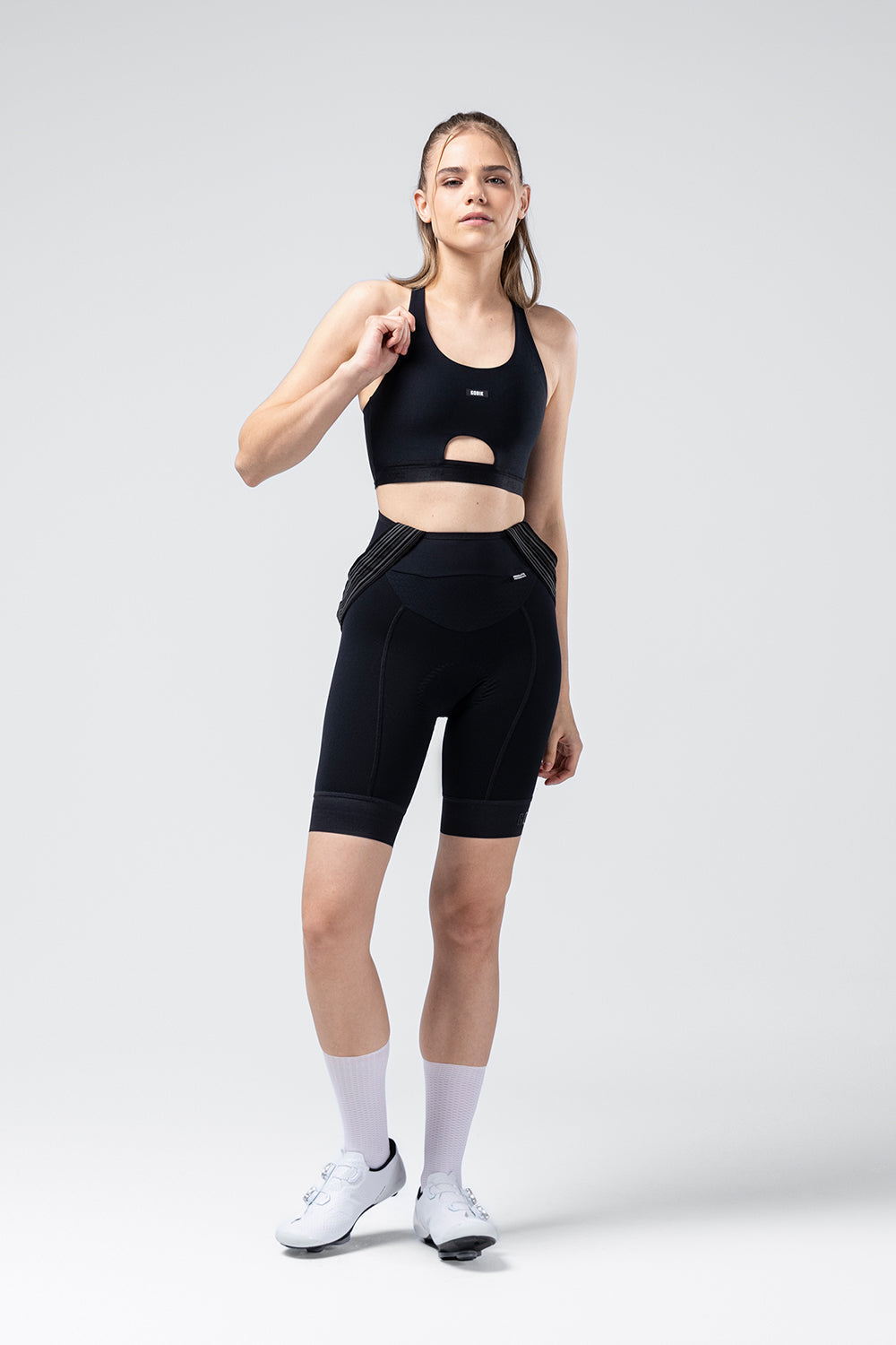 Sujetador Deportivo Gobik Crux en Jet Black, modelo de cuerpo entero con el sujetador deportivo negro y el culotte #Color_Jet Black