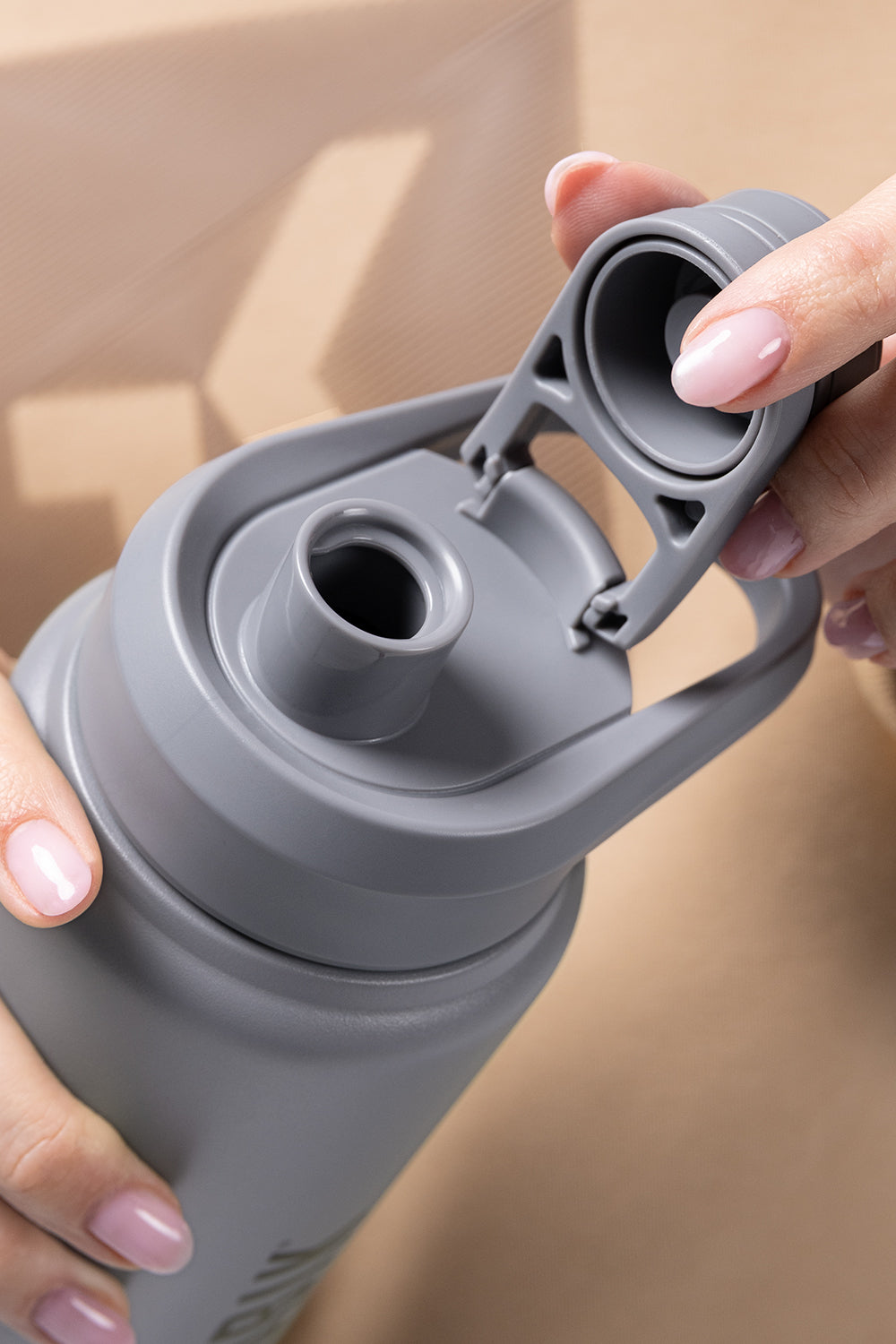 Botella Térmica Gobik Sui en Ironside, detalle de la tapa con la boquilla abatible abierta #Color_Ironside