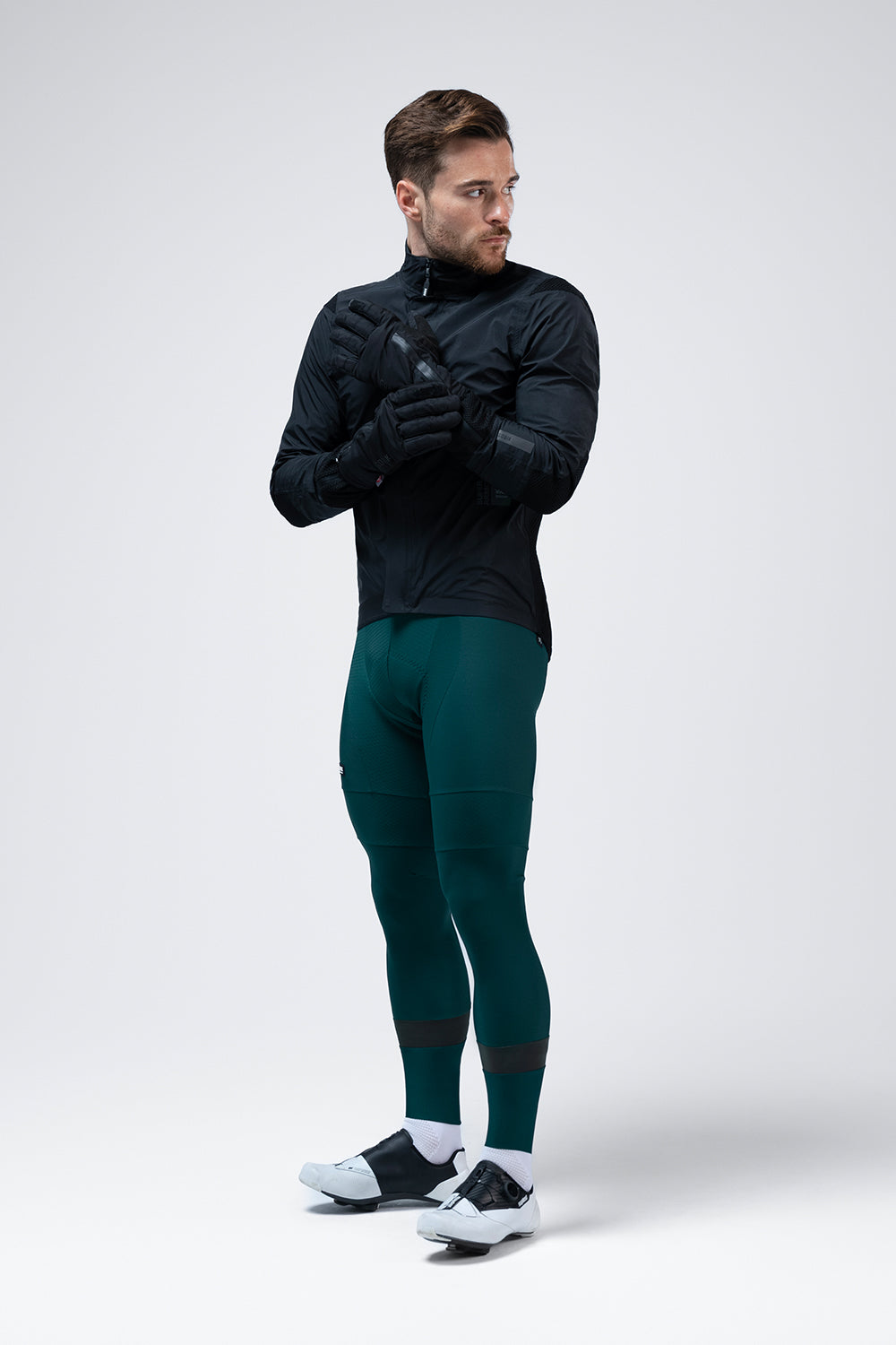 Guantes Gobik Zero 2.0 en True Black, ciclista de cuerpo entero con los guantes puestos #Color_True Black