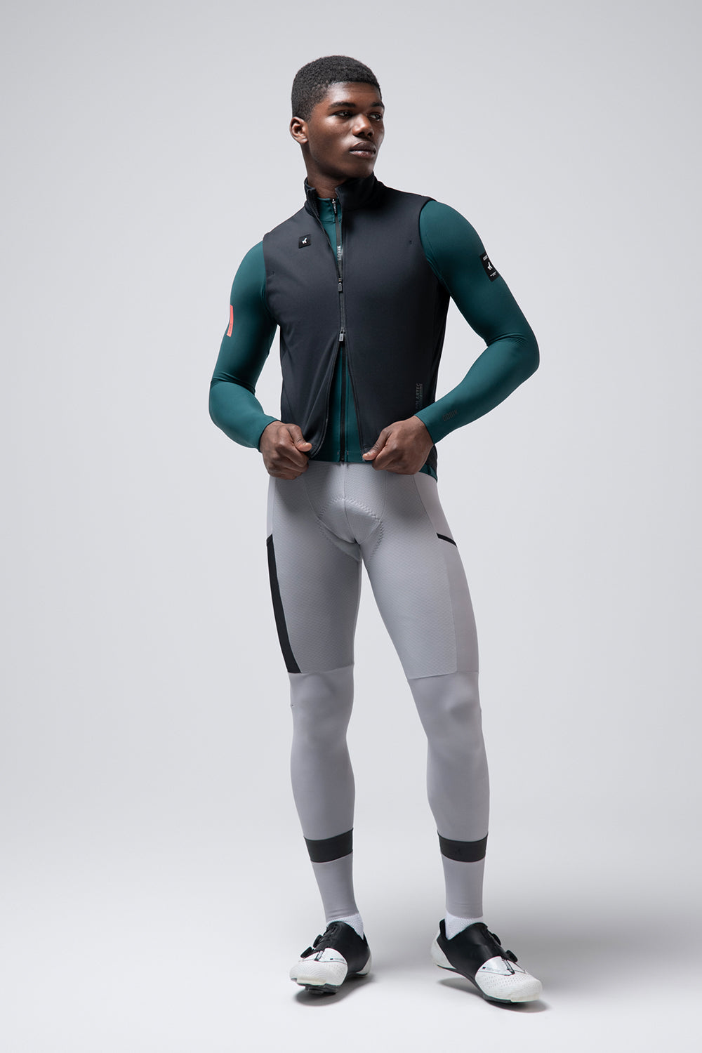Chaleco Gobik Pathfinder en Ink Black, vista frontal de cuerpo entero sobre modelo masculino #Color_Ink Black