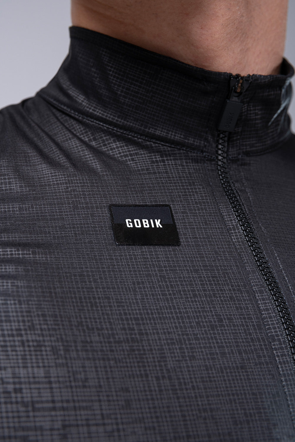 Chaleco Gobik Plus 2.0 en Blackcurrant, detalle del tejido texturizado con el logotipo #Color_Blackcurrant
