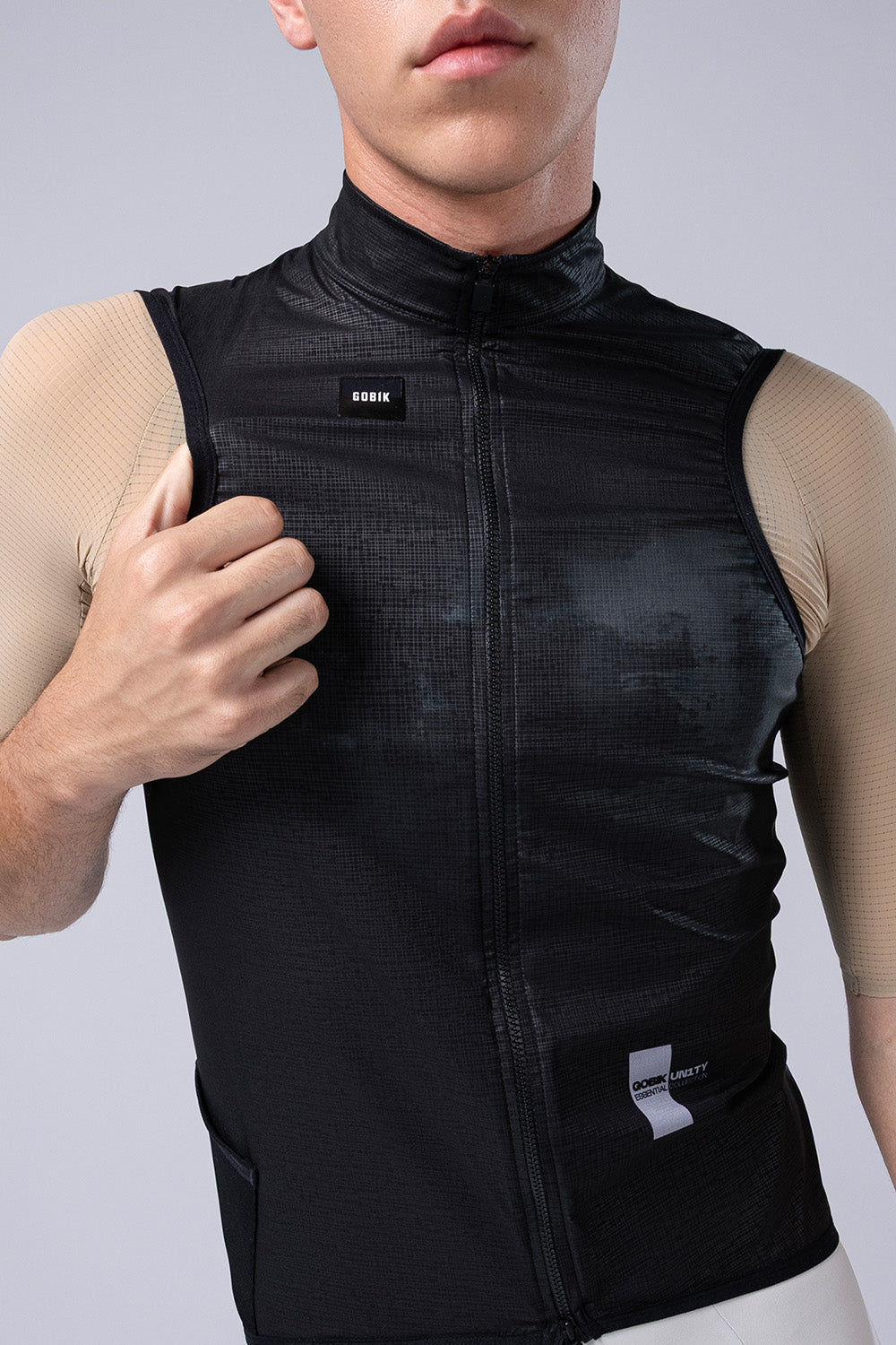Chaleco Gobik Plus 2.0 en Blackcurrant, detalle del costado y el bolsillo de rejilla #Color_Blackcurrant
