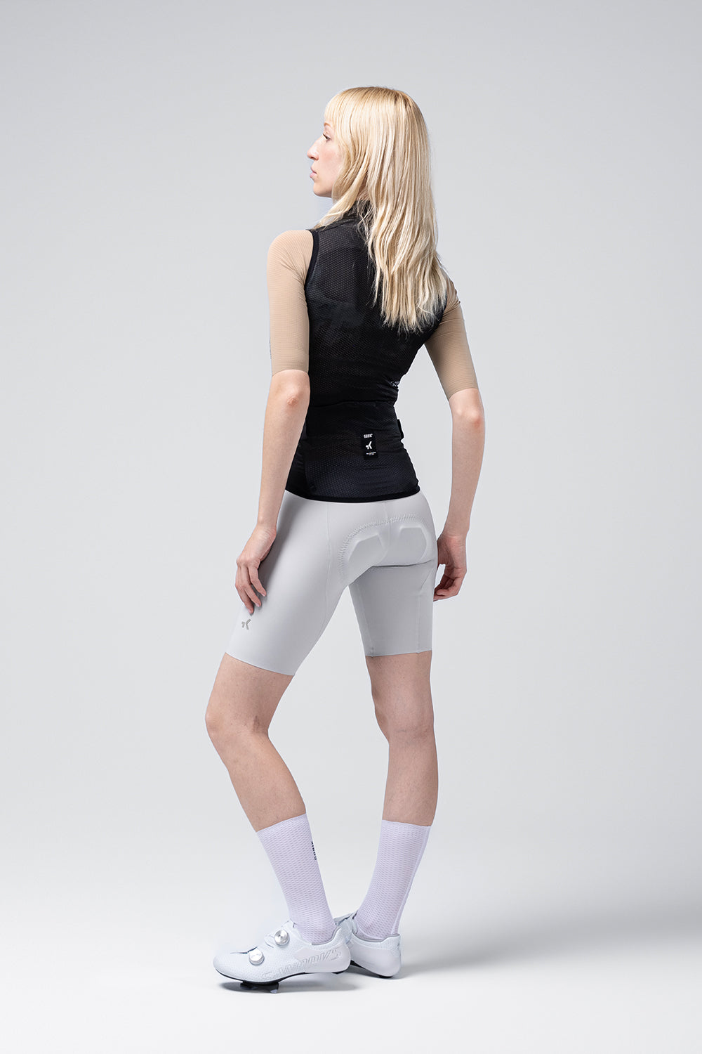 Chaleco Mujer Gobik Plus 2.0 en Blackcurrant, vista trasera de cuerpo entero sobre modelo #Color_Blackcurrant