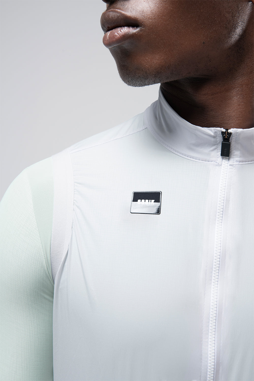 Chaleco Gobik Vector 2.0 en Athena, detalle del cuello elevado y la cremallera #Color_Athena