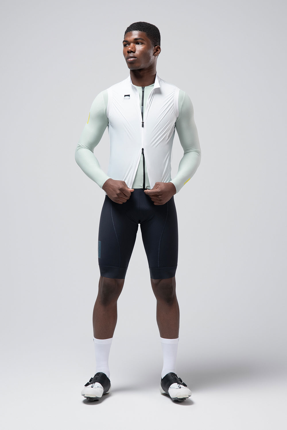 Chaleco Gobik Vector 2.0 en Athena, vista frontal de cuerpo entero sobre modelo #Color_Athena