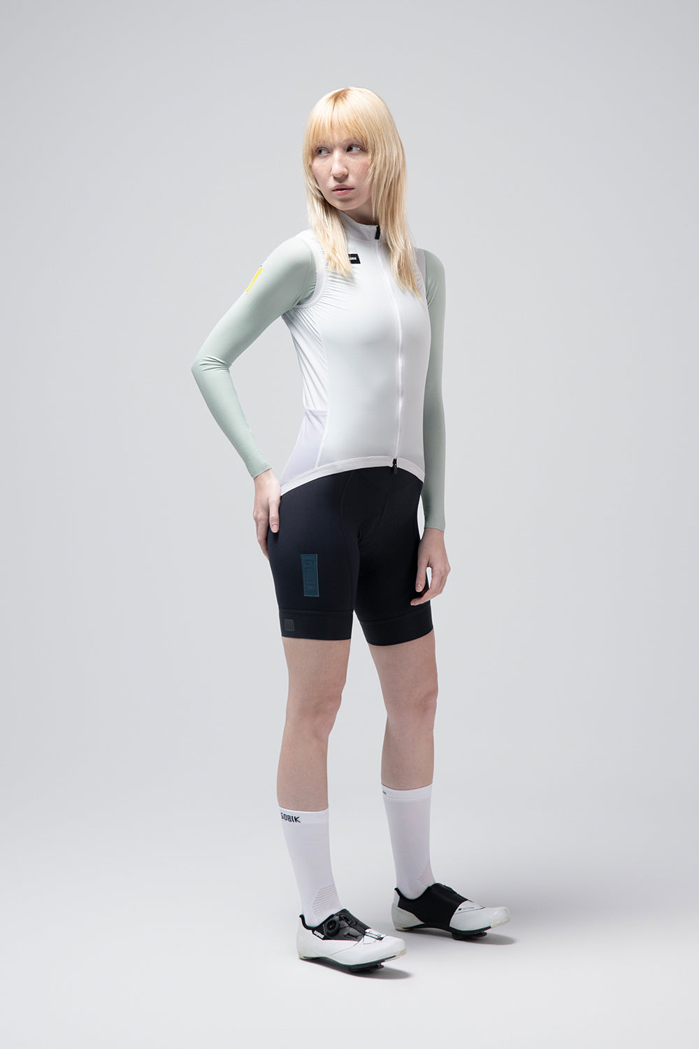Chaleco Mujer Gobik Vector 2.0 en Athena, vista frontal de cuerpo entero sobre modelo #Color_Athena